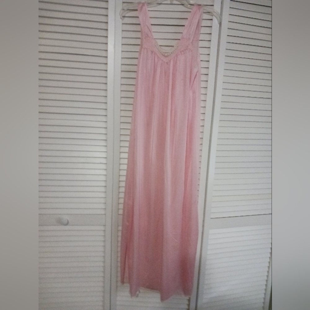 Vintage Long Sleeveless Night Gown By Glencraft Lingerie. Union Made In USA. GUC